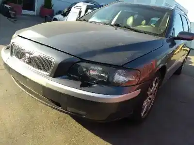 Sloopvoertuig VOLVO V70 FAMILIAR 2.4 D van het jaar 2001 aangedreven D5244T