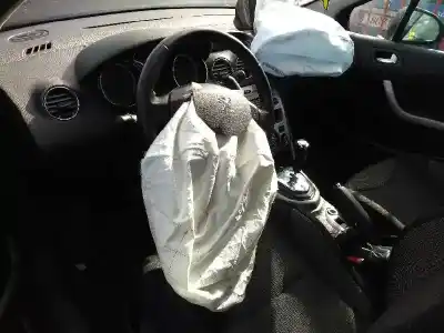 Sloopvoertuig peugeot 308 sw envy van het jaar 2001 aangedreven 9hr