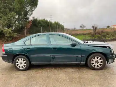 Vehicul casat volvo s60 berlina d5 al anului 2002 alimentat d5244t