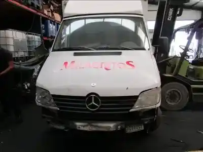 Veicolo di demolizione MERCEDES-BENZ SPRINTER 4-T CAJA/CHASIS (904) 411 CDI dell'anno 2002 alimentato OM 611.981