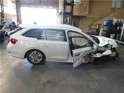 Veículo de Sucata SKODA OCTAVIA COMBI (NX5) 2.0 Active do ano 2022 alimentado DTR