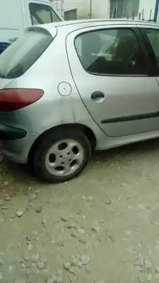 Sloopvoertuig peugeot 206 hatchback (2a/c) 1.4 i van het jaar 2002 aangedreven kfw (tu3a)