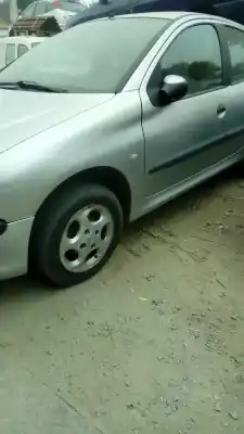 Sloopvoertuig peugeot 206 hatchback (2a/c) 1.4 i van het jaar 2002 aangedreven kfw (tu3a)