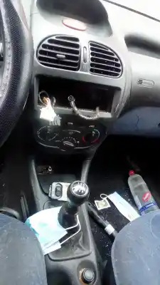 Sloopvoertuig peugeot 206 hatchback (2a/c) 1.4 i van het jaar 2002 aangedreven kfw (tu3a)
