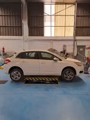 Veículo de Sucata citroen c4 berlina citroen c4 do ano 2004 alimentado 