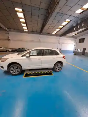 Veículo de Sucata citroen c4 berlina citroen c4 do ano 2004 alimentado 