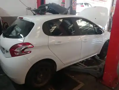 Veículo de Sucata peugeot 208 like do ano 2012 alimentado 