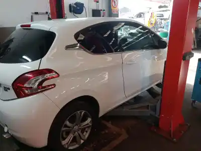 Veículo de Sucata peugeot 208 like do ano 2012 alimentado 