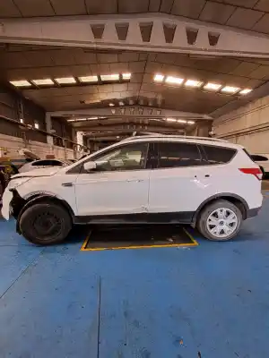 Véhicule à la ferraille ford kuga (cbv) individual 4x4 de l'année 2019 alimenté 