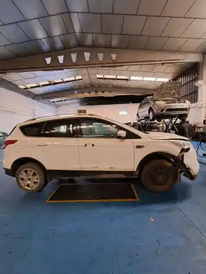 Véhicule à la ferraille ford kuga (cbv) individual 4x4 de l'année 2019 alimenté 