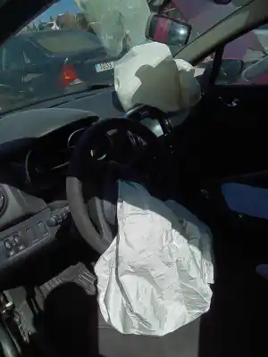 Veicolo di demolizione renault clio iv (bh_) 1.2 16v dell'anno 2001 alimentato d4f740