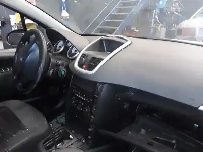 Veículo de Sucata peugeot 207 sport do ano 2001 alimentado 9hx