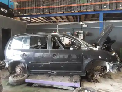 Veículo de Sucata volkswagen touran 2.0 tdi do ano 2003 alimentado 