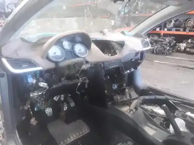 Veículo de Sucata peugeot 207 cc sport do ano 2001 alimentado 5fx