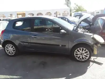 Veículo de Sucata RENAULT CLIO III Luxe Privilege do ano 2001 alimentado K9K764