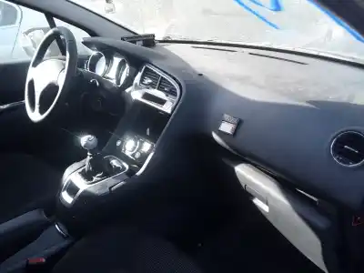 Veículo de Sucata peugeot 5008 access do ano 2001 alimentado 9hd