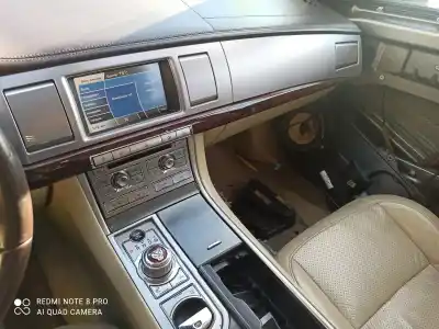 Scrapping Vehicle jaguar xf 3.0 v6 premium luxury of the year 2001 powered 