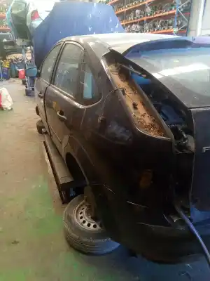 Vehicul casat ford focus berlina (cap) ghia al anului 2001 alimentat g8da