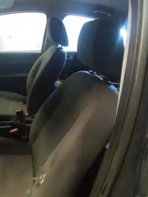 Vehicul casat ford focus berlina (cap) ghia al anului 2001 alimentat g8da