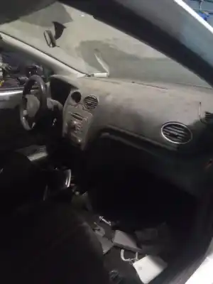 Sloopvoertuig ford focus lim. (cb4) trend van het jaar 2001 aangedreven g8db8c