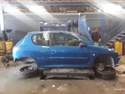 Veículo de Sucata peugeot 206 berlina xr do ano 2001 alimentado 8hx