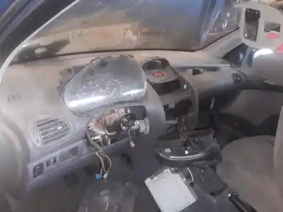 Veículo de Sucata peugeot 206 berlina xr do ano 2001 alimentado 8hx