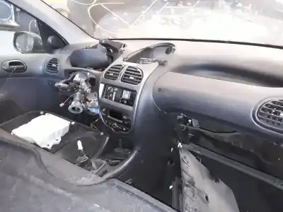 Veículo de Sucata peugeot 206 berlina xr do ano 2001 alimentado rhy