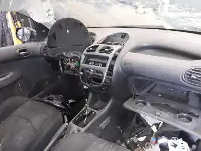 Veículo de Sucata peugeot 206 berlina xr do ano 2001 alimentado rhy