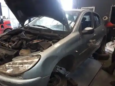 Veículo de Sucata peugeot 206 berlina 1.4 hdi do ano 2001 alimentado 