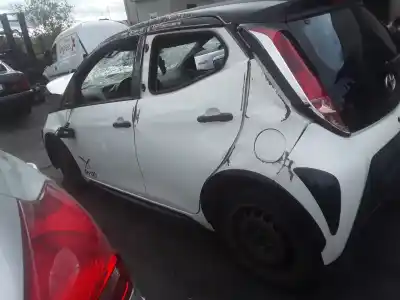 Veicolo di demolizione toyota aygo x-play dell'anno 2001 alimentato 1krb52