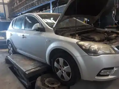 Veículo de Sucata kia ceed edition 7 90 cv / 66 kw do ano 2001 alimentado 