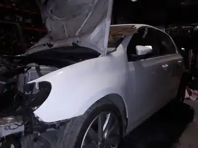 Veículo de Sucata VOLKSWAGEN GOLF VI (5K1) Advance do ano 2001 alimentado CAXB