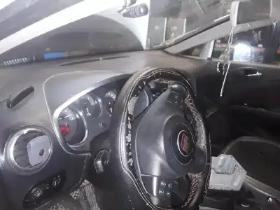 Véhicule à la ferraille seat leon (1p1) reference de l'année 2001 alimenté bkc