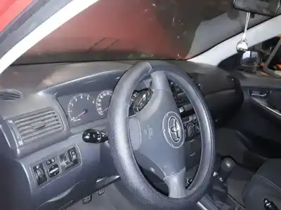 Veículo de Sucata toyota corolla (e12) 2.0 d-4d linea luna berlina do ano 2001 alimentado 1cdftv
