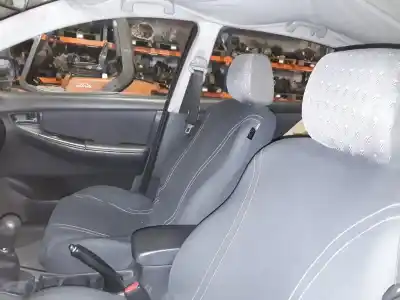 Veículo de Sucata toyota corolla (e12) 2.0 d-4d linea luna berlina do ano 2001 alimentado 1cdftv