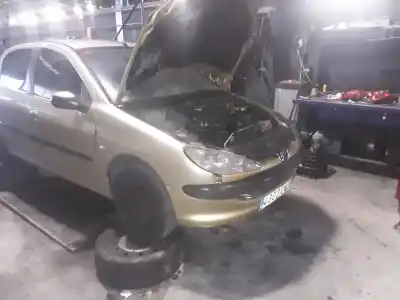 Veículo de Sucata peugeot 206 berlina 1.4 hdi do ano 2001 alimentado 