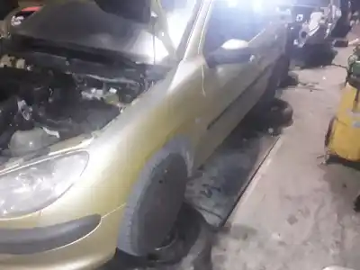Veículo de Sucata peugeot 206 berlina 1.4 hdi do ano 2001 alimentado 