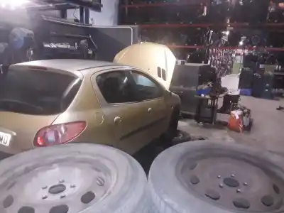 Veículo de Sucata peugeot 206 berlina 1.4 hdi do ano 2001 alimentado 