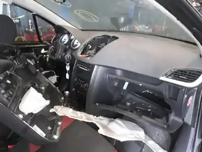 Veículo de Sucata peugeot 207 sport do ano 2001 alimentado 9hx