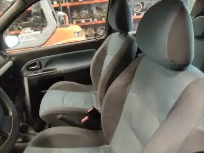 Здавання транспортного засобу renault clio ii fase ii (b/cb0) pack authentique року 2001 потужний 