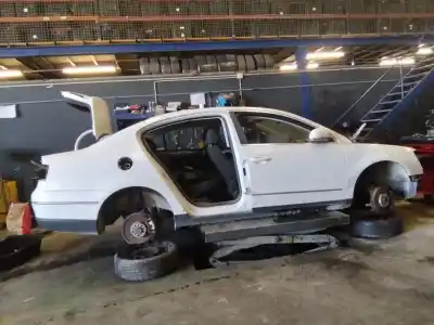 Veículo de Sucata VOLKSWAGEN PASSAT B6 (3C2) 2.0 TDI 16V do ano 2001 alimentado BKP