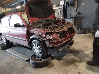 Здавання транспортного засобу RENAULT CLIO II FASE II (B/CB0) Luxe Privilege 65 CV / 48 KW року 2001 потужний K9K704