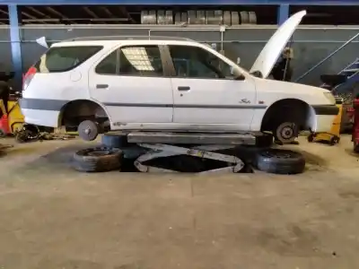 Véhicule à la ferraille PEUGEOT 306 BREAK Style de l'année 2001 alimenté WJZ