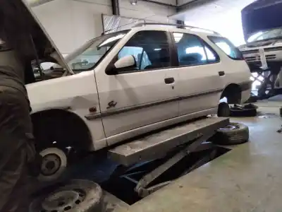 Véhicule à la ferraille peugeot 306 break style de l'année 2001 alimenté wjz