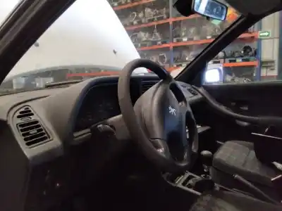 Véhicule à la ferraille peugeot 306 break style de l'année 2001 alimenté wjz