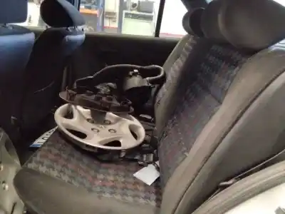 Véhicule à la ferraille peugeot 306 break style de l'année 2001 alimenté wjz