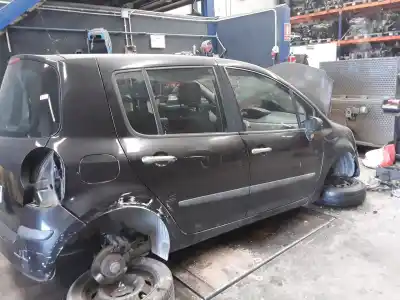Veículo de Sucata renault modus confort dynamique 98 cv / 72 kw do ano 2001 alimentado k4j770