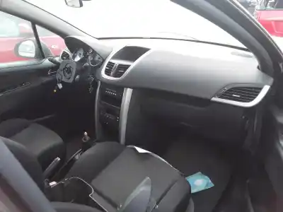 Veículo de Sucata peugeot 207 confort do ano 2001 alimentado 8fs