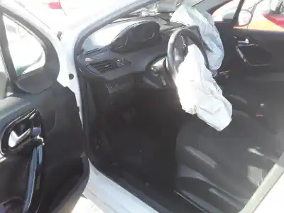 Vehicul casat peugeot 208 allure al anului 2001 alimentat hm01