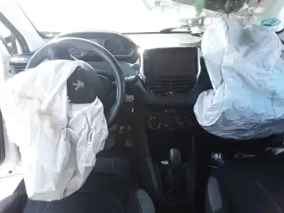 Vehicul casat peugeot 208 allure al anului 2001 alimentat hm01